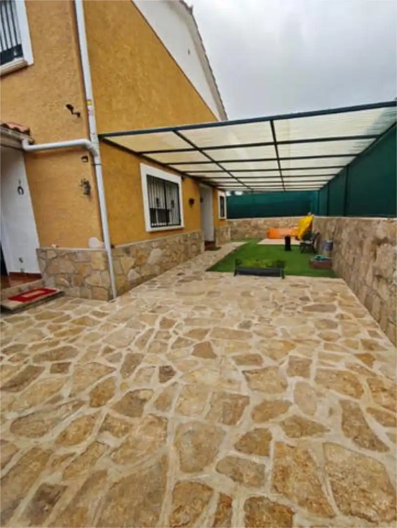 Einfamilien-Reihenhaus zum Verkauf in Valdemaqueda Terrasse von Einfamilien-Reihenhaus zum Verkauf in Valdemaqueda mit Heizung, Privatgarten und Terrasse