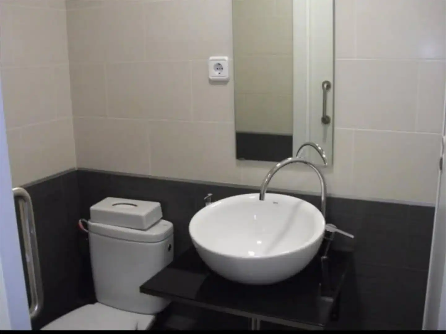 Bany de Local de lloguer en Terrassa