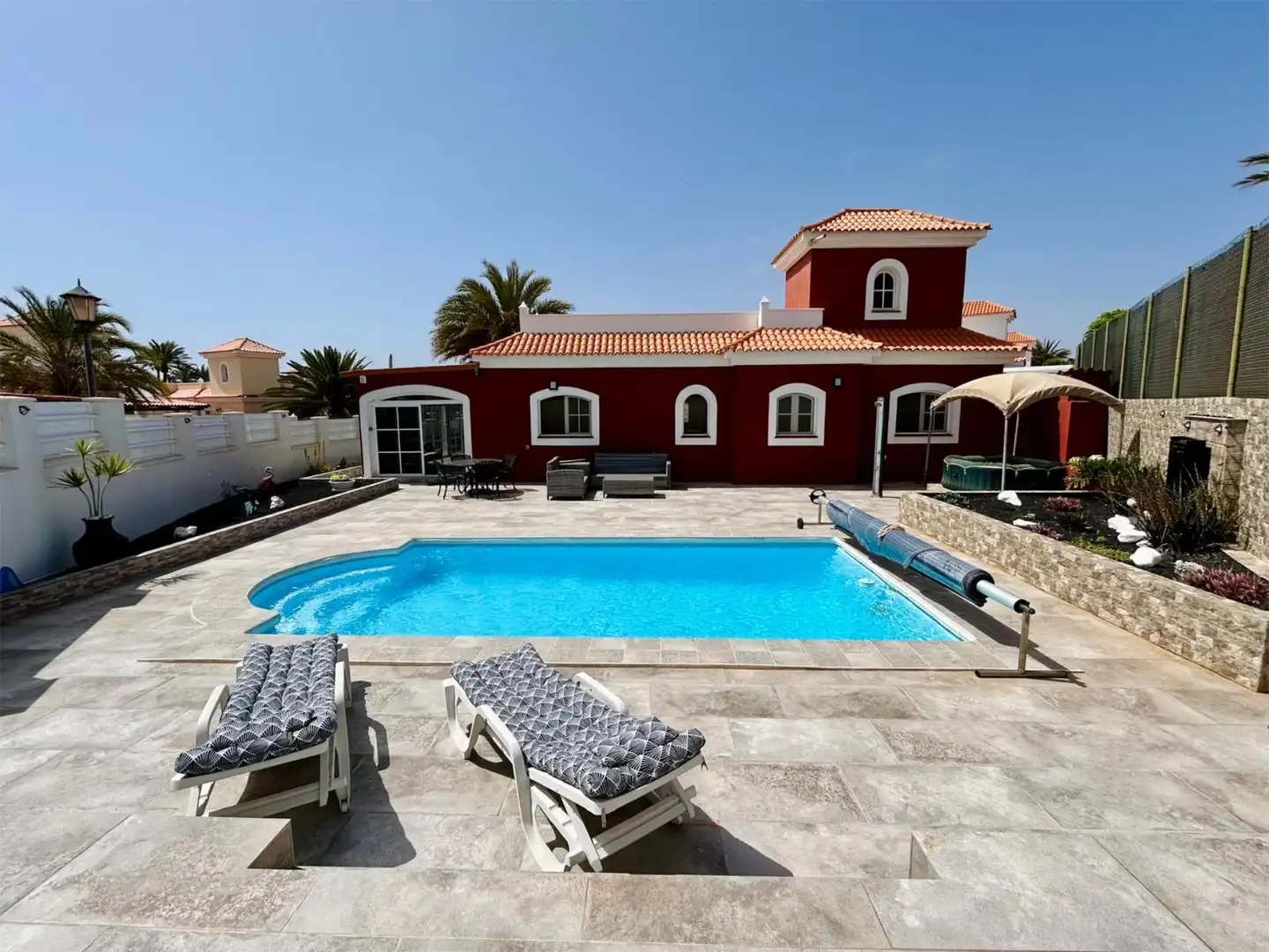 Piso en venta en Calle la Luna, 3, Caleta de Fuste Vista exterior de Piso en venta en Antigua con Jardín privado, Piscina y Amueblado