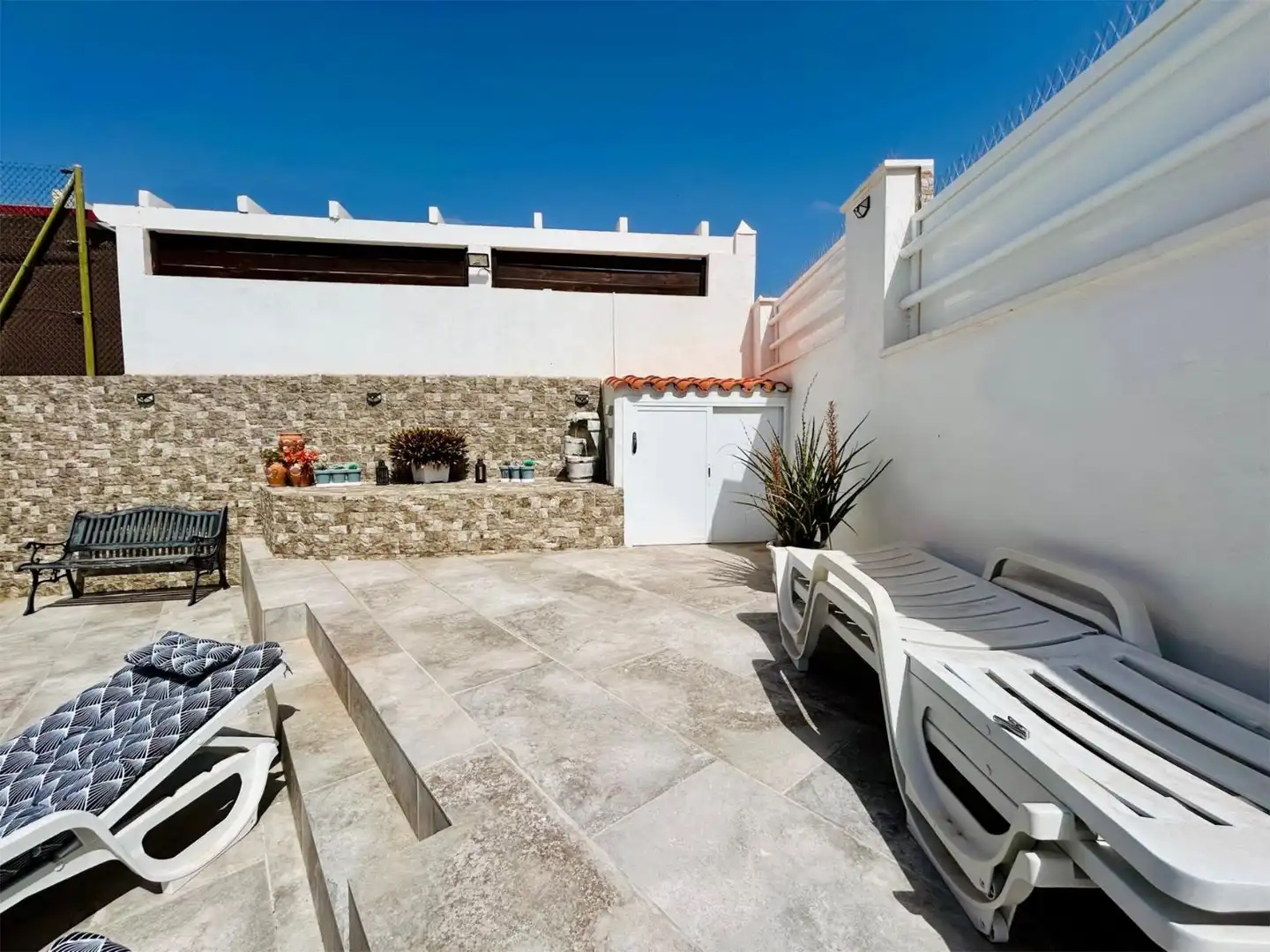 Piso en venta en Calle la Luna, 3, Caleta de Fuste Terraza de Piso en venta en Antigua con Jardín privado, Piscina y Amueblado