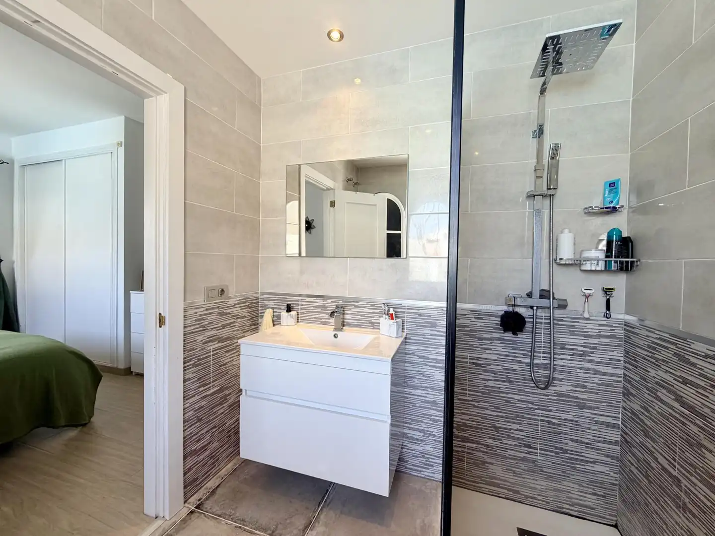 Piso en venta en Calle la Luna, 3, Caleta de Fuste Baño de Piso en venta en Antigua con Jardín privado, Piscina y Amueblado