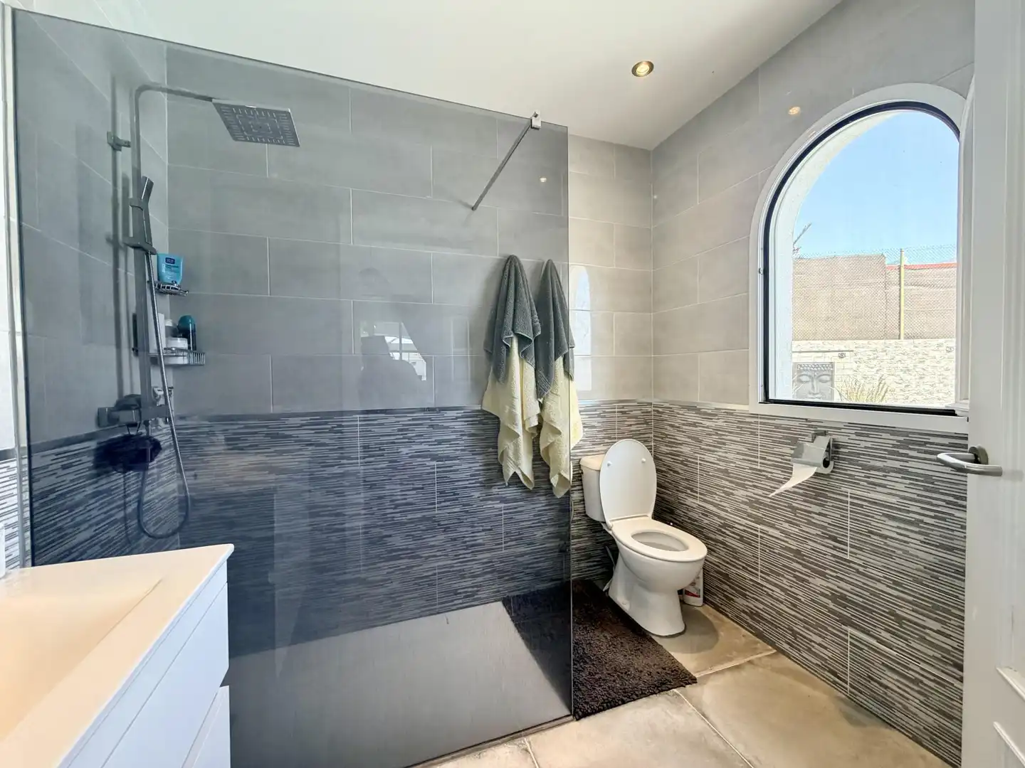 Piso en venta en Calle la Luna, 3, Caleta de Fuste Baño de Piso en venta en Antigua con Jardín privado, Piscina y Amueblado
