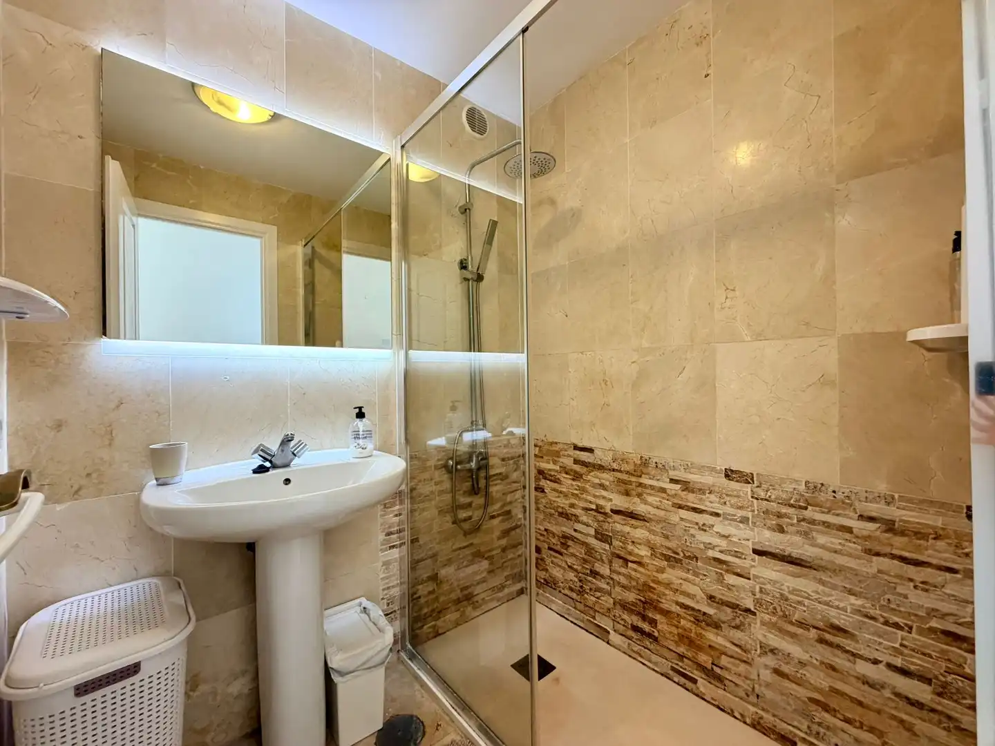 Dúplex en venta en Avenida Virgen de la Peña, 86, Caleta de Fuste Baño de Dúplex en venta en Antigua con Terraza, Piscina y Amueblado