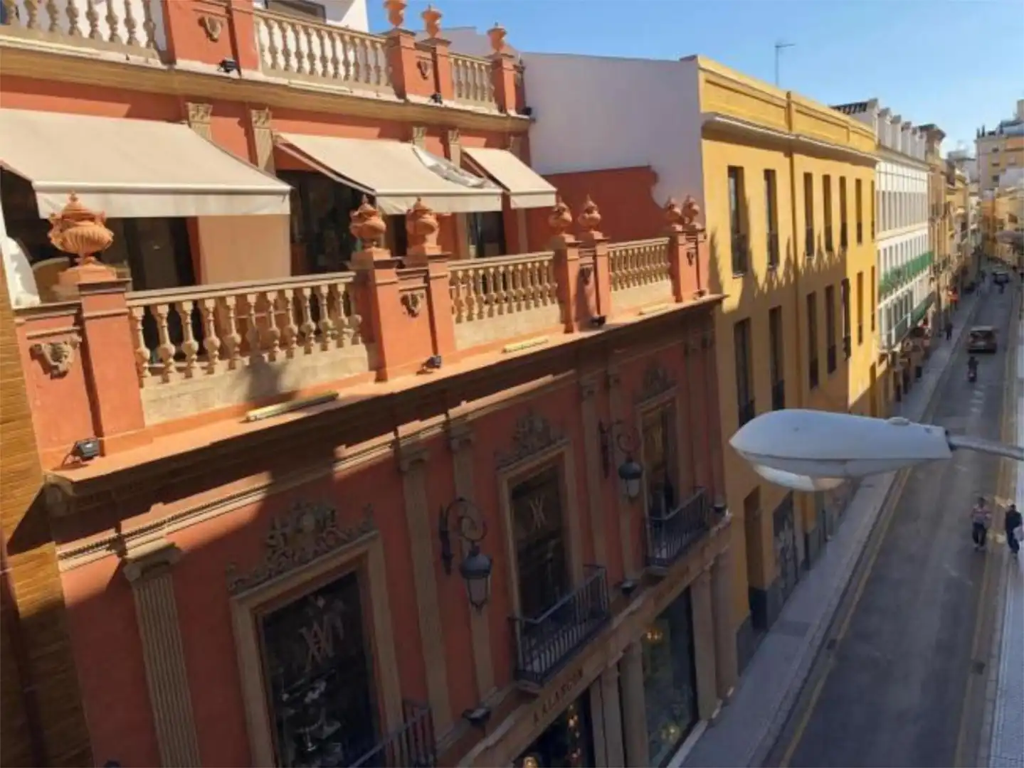 Vista exterior de Estudio en venta en  Sevilla Capital con Aire acondicionado