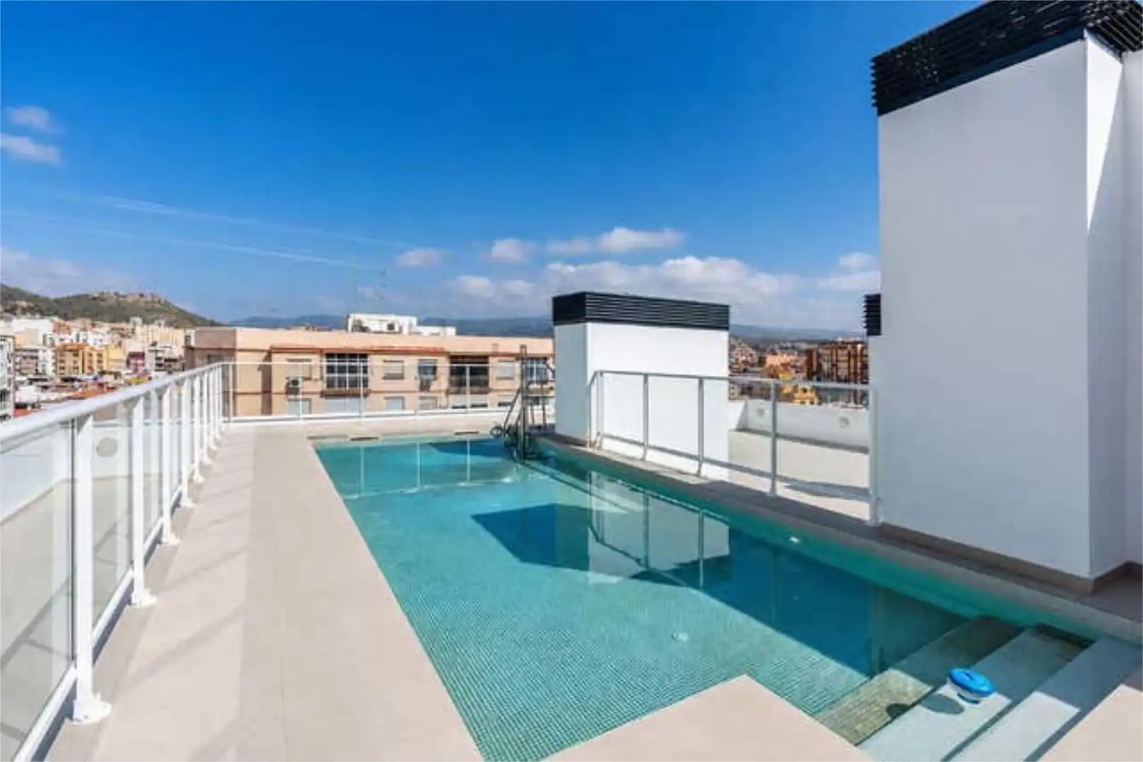 Wohnung zum Verkauf in Los Castillejos - La Trinidad Schwimmbecken von Wohnung zum Verkauf in Málaga mit Privatgarten, Terrasse und Abstellraum