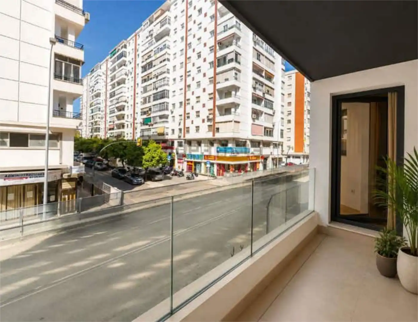 Wohnung zum Verkauf in Los Castillejos - La Trinidad Außenansicht von Wohnung zum Verkauf in Málaga mit Privatgarten, Terrasse und Abstellraum