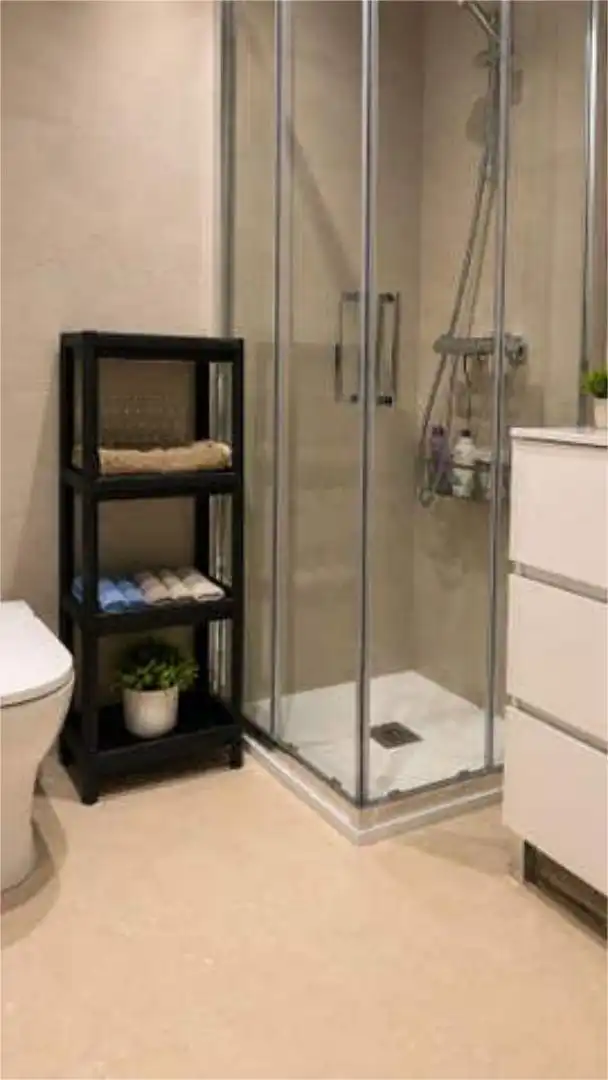 Wohnung zum Verkauf in Los Castillejos - La Trinidad Badezimmer von Wohnung zum Verkauf in Málaga mit Privatgarten, Terrasse und Abstellraum