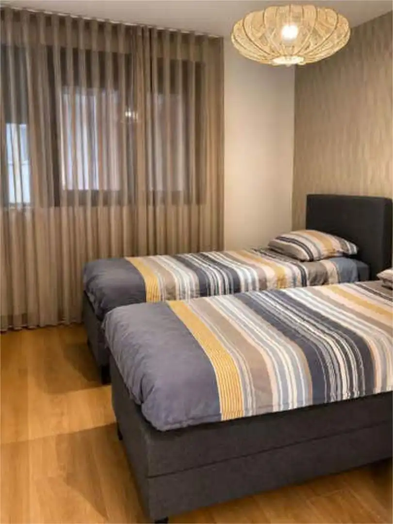 Wohnung zum Verkauf in Los Castillejos - La Trinidad Schlafzimmer von Wohnung zum Verkauf in Málaga mit Privatgarten, Terrasse und Abstellraum
