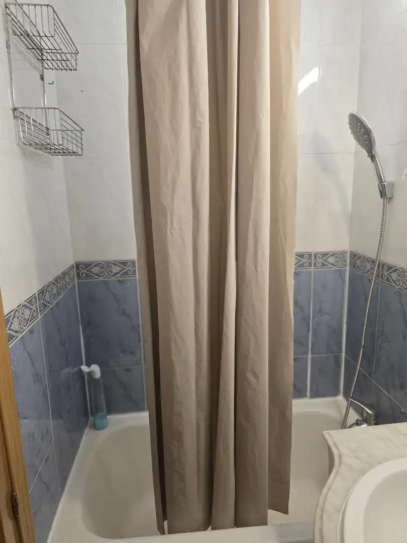 Piso en venta en Calle de la Chirimoya, 13, Buena Vista Baño de Piso en venta en Madrid con Calefacción, Terraza y Amueblado