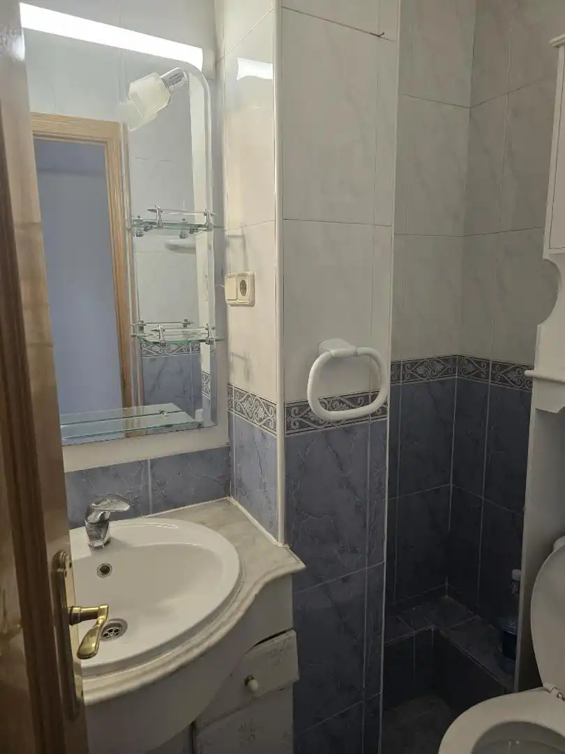 Piso en venta en Calle de la Chirimoya, 13, Buena Vista Baño de Piso en venta en Madrid con Calefacción, Terraza y Amueblado