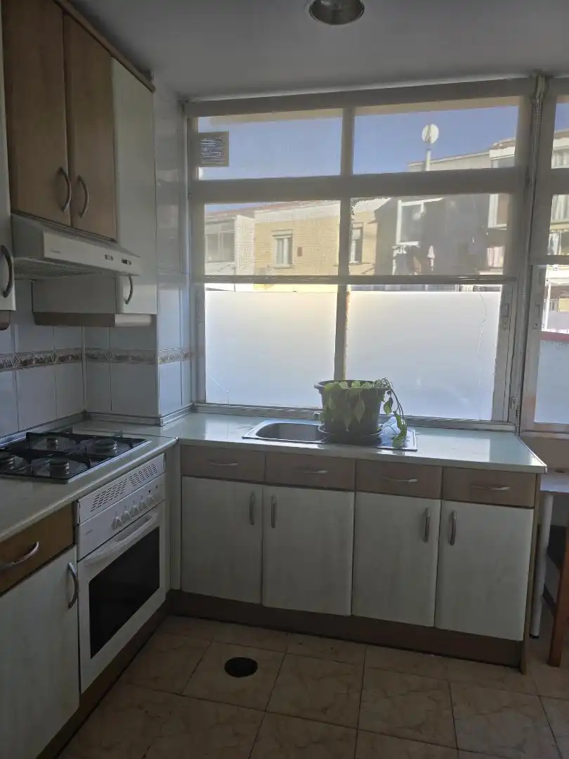 Piso en venta en Calle de la Chirimoya, 13, Buena Vista Cocina de Piso en venta en Madrid con Calefacción, Terraza y Amueblado
