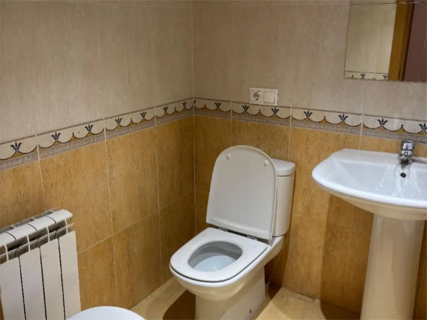 Piso en venta en Calle Palencia, 2, Ciudad Jardín -Vista Alegre Baño de Piso en venta en Zamora Capital con Calefacción, Parquet y Trastero