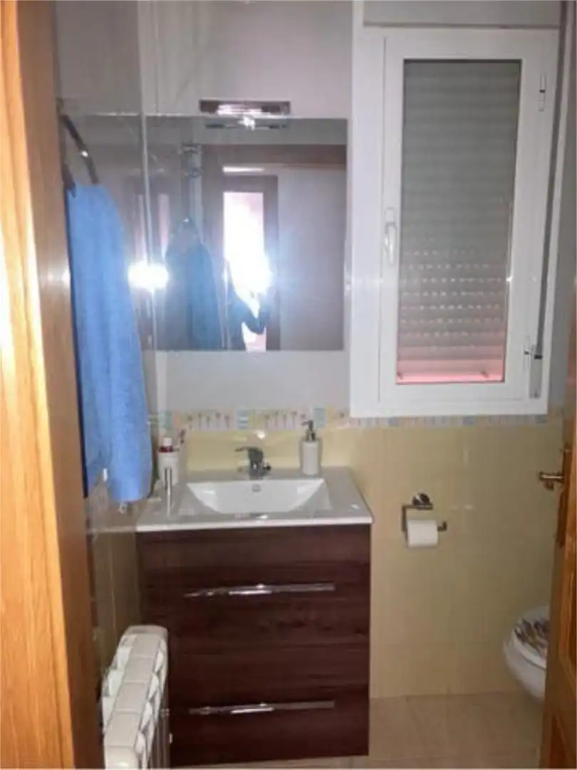 Piso en venta en Cúllar Baño de Piso en venta en Cúllar con Calefacción, Terraza y Amueblado