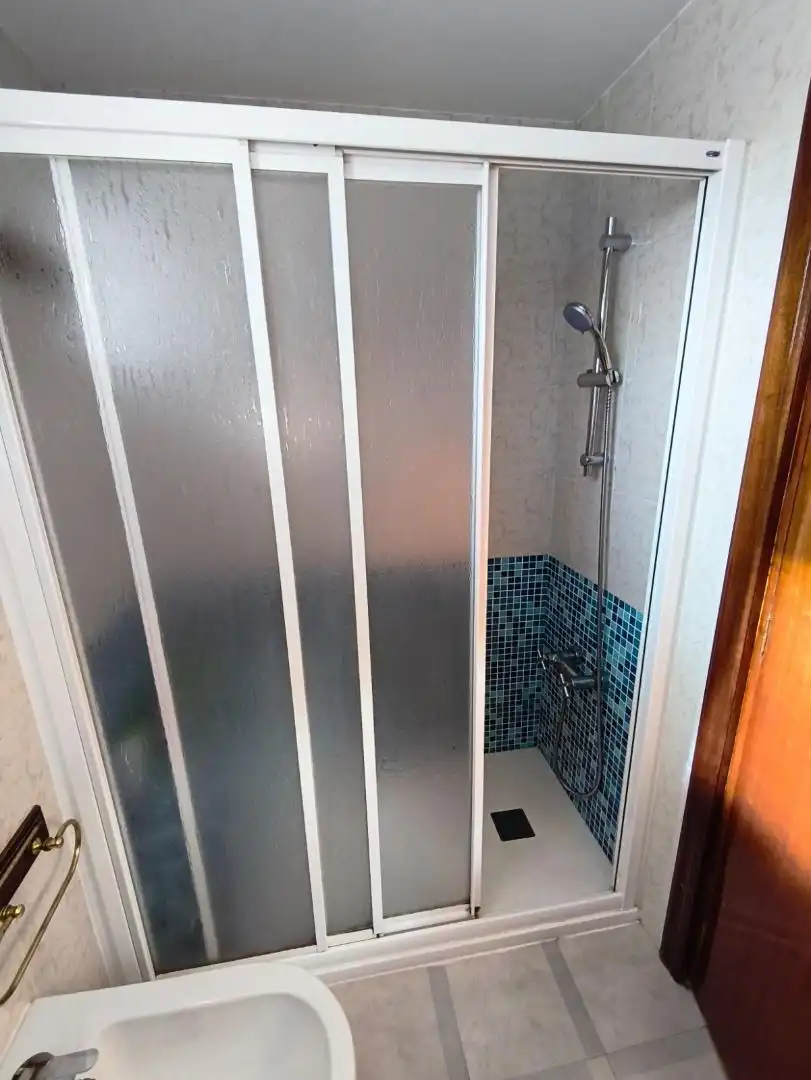 Bathroom of Flat for sale in Sevilla  with Air Conditioner, Terrace and Community parking