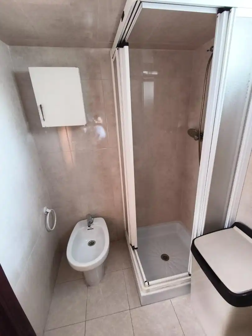 Bathroom of Flat for sale in Sevilla  with Air Conditioner, Terrace and Community parking