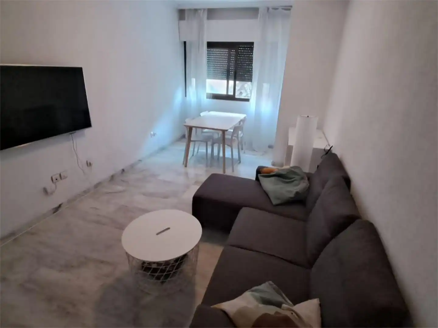 Apartament de lloguer a Calle Vermondo Resta, 10, La Buhaira Sala d'estar de Apartament de lloguer en Sevilla amb Aire condicionat, Calefacció i Piscina
