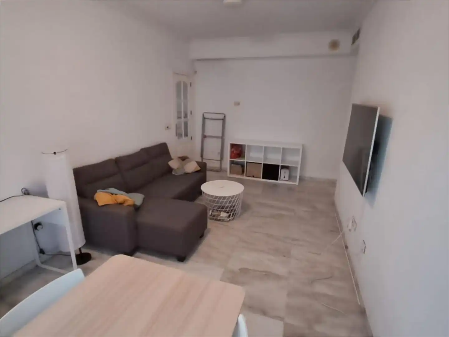 Apartament de lloguer a Calle Vermondo Resta, 10, La Buhaira Sala d'estar de Apartament de lloguer en Sevilla amb Aire condicionat, Calefacció i Piscina