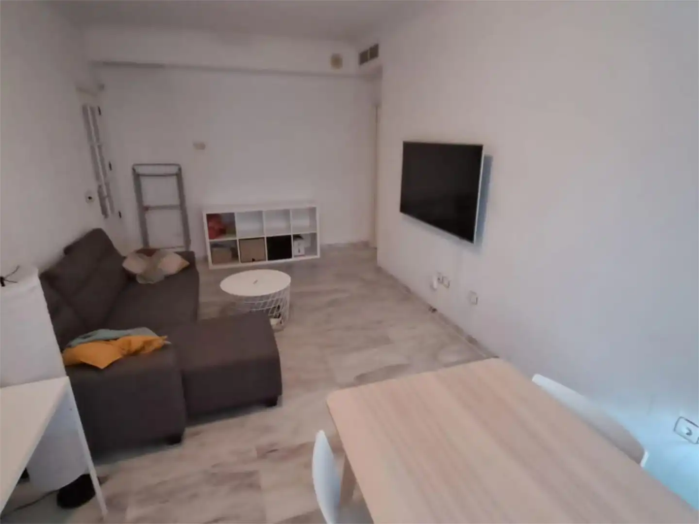 Apartament de lloguer a Calle Vermondo Resta, 10, La Buhaira Sala d'estar de Apartament de lloguer en Sevilla amb Aire condicionat, Calefacció i Piscina