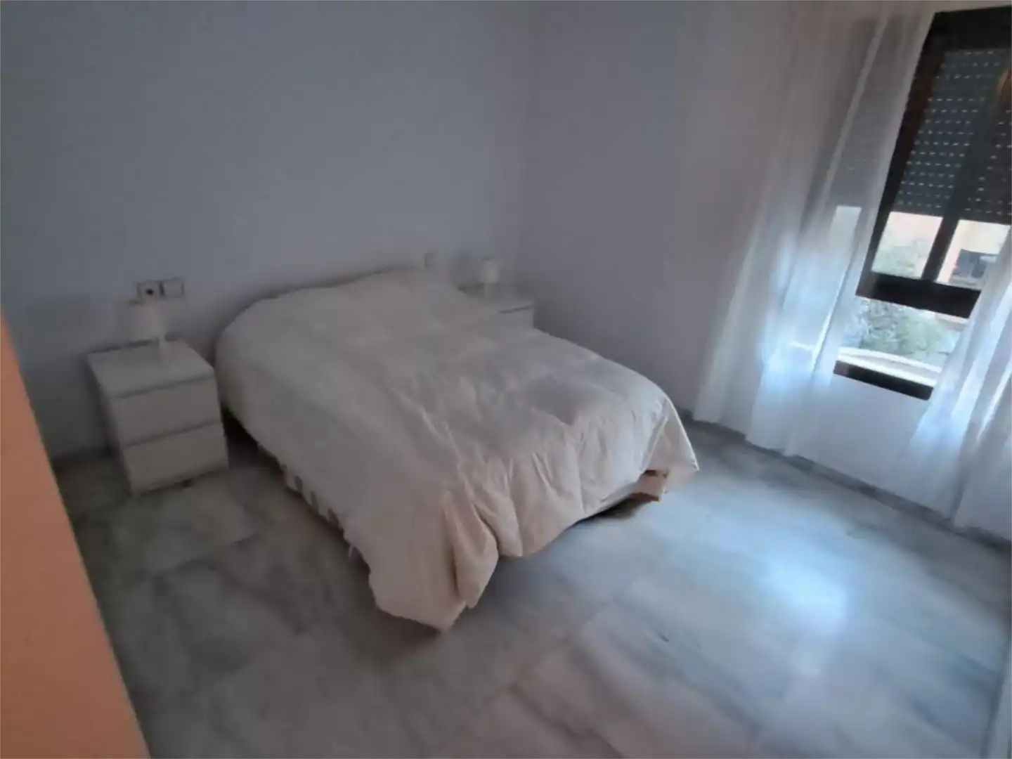 Apartament de lloguer a Calle Vermondo Resta, 10, La Buhaira Dormitori de Apartament de lloguer en Sevilla amb Aire condicionat, Calefacció i Piscina