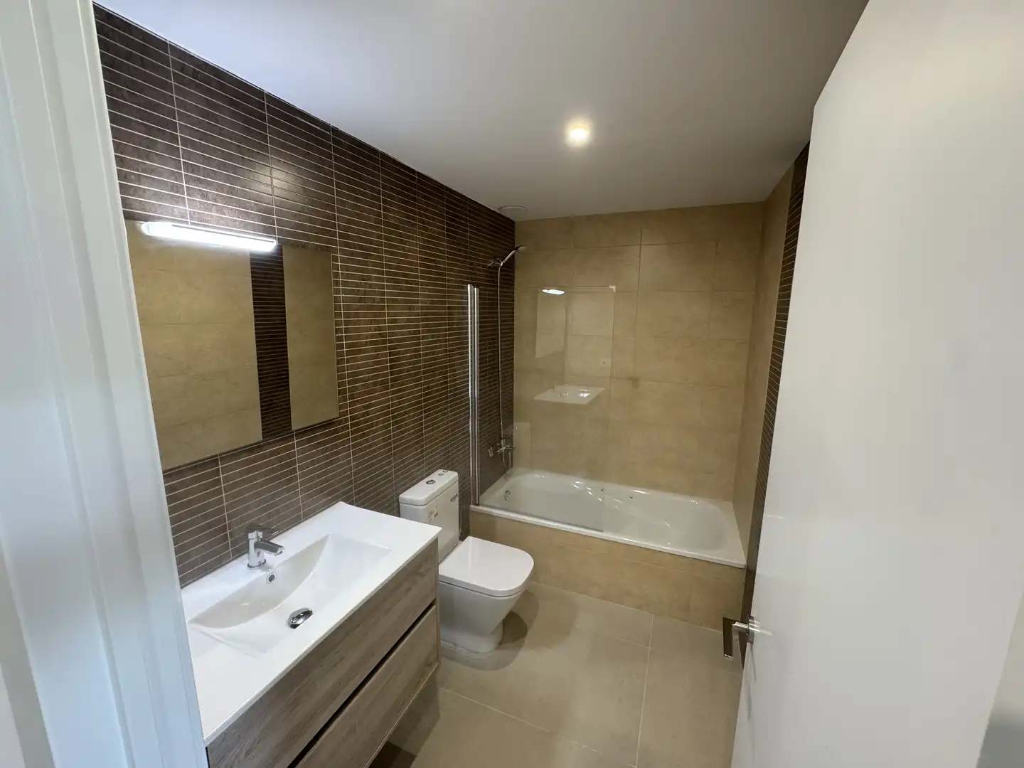 Casa adosada en venta en Carrer Doctor Fleming, 10, Vilanova de Segrià Baño de Casa adosada en venta en Vilanova de Segrià con Aire acondicionado, Calefacción y Jardín privado