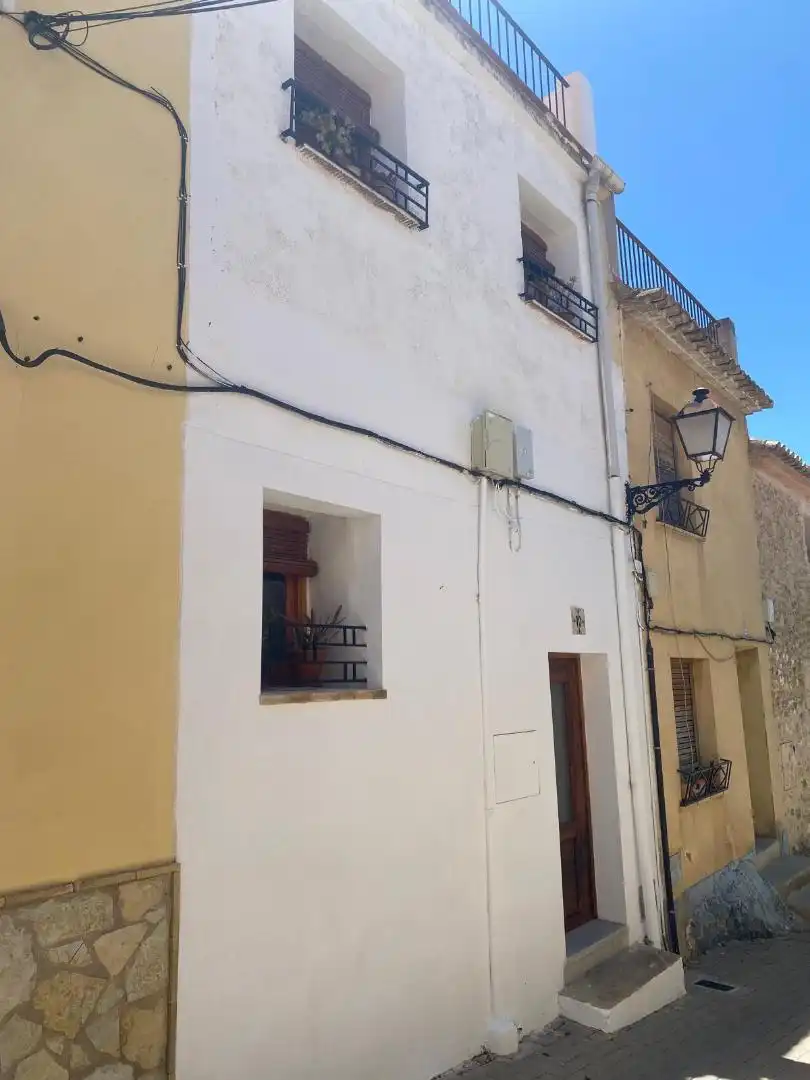 Casa adosada en venda a Carrer Portell, 10, Biar Vista exterior de Casa adosada en venda en Biar amb Terrassa