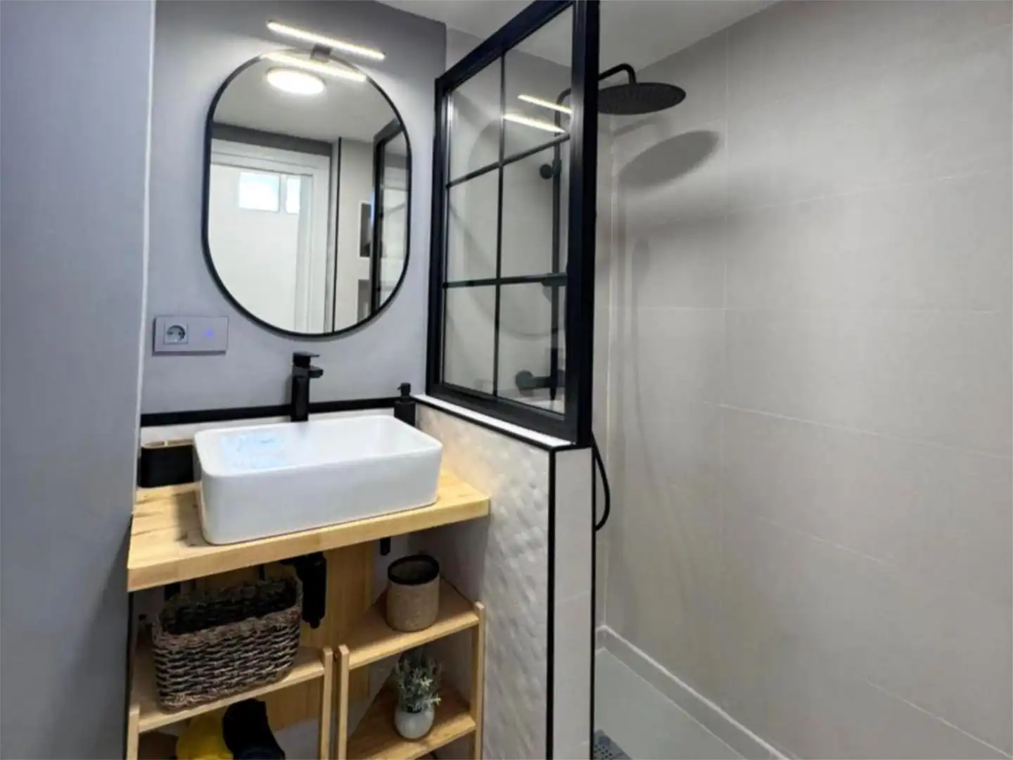 Bathroom of Flat for sale in  Almería Capital  with Air Conditioner and Terrace