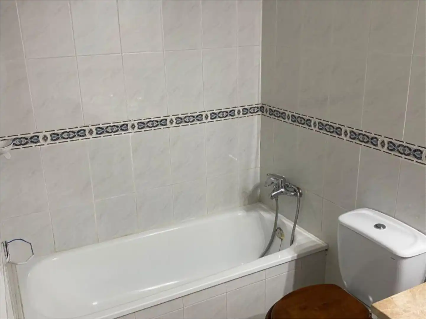 Baño de Casa adosada en venta en Castilleja de Guzmán con Aire acondicionado, Jardín privado y Terraza