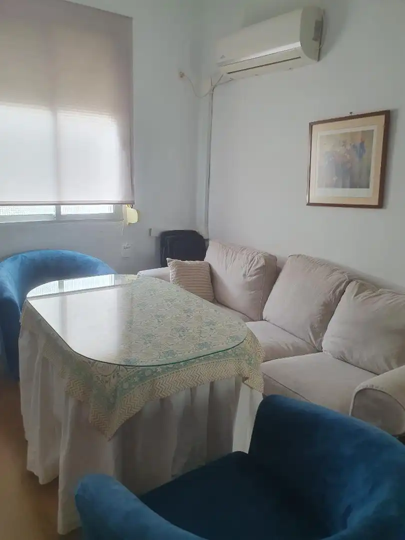 Pis de lloguer a Plaza Domingo Molina, 2, Sector Sur - La Palmera - Reina Mercedes Sala d'estar de Pis de lloguer en Sevilla amb Aire condicionat, Moblat i Forn