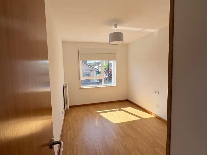 Dormitori de Pis de lloguer en Santiago de Compostela  amb Calefacció, Jardí privat i Parquet