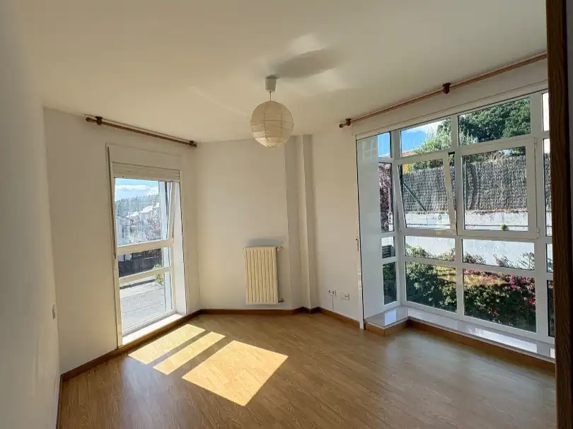 Sala d'estar de Pis de lloguer en Santiago de Compostela  amb Calefacció, Jardí privat i Parquet