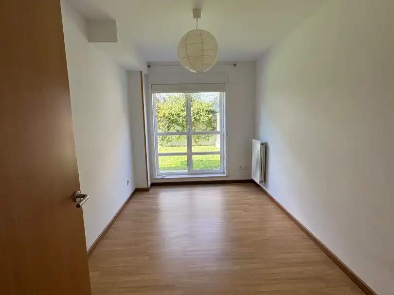Dormitori de Pis de lloguer en Santiago de Compostela  amb Calefacció, Jardí privat i Parquet