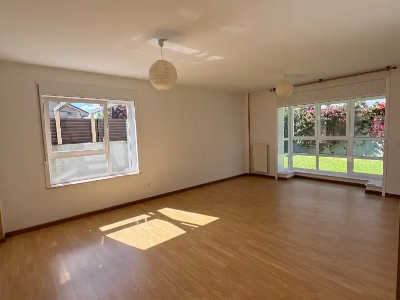 Sala d'estar de Pis de lloguer en Santiago de Compostela  amb Calefacció, Jardí privat i Parquet