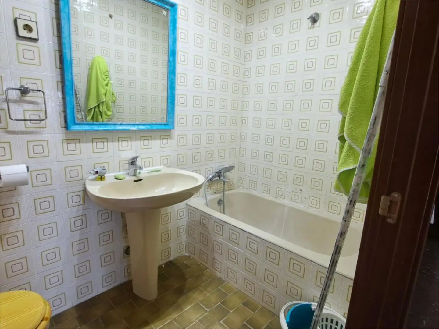 Baño de Piso en venta en Málaga con Calefacción, Terraza y Balcón