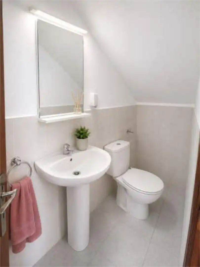 Office for rent in Triana Oeste Bathroom of Office for rent in Sevilla with Air Conditioner