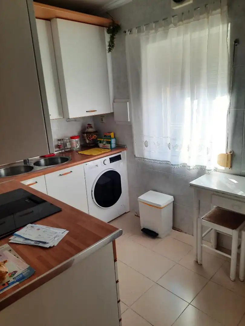 Piso en venta en Calle Poeta Alfonso de Peñalosa, 22, Los Bloques Cocina de Piso en venta en Zamora Capital con Amueblado, Lavadora y Microondas