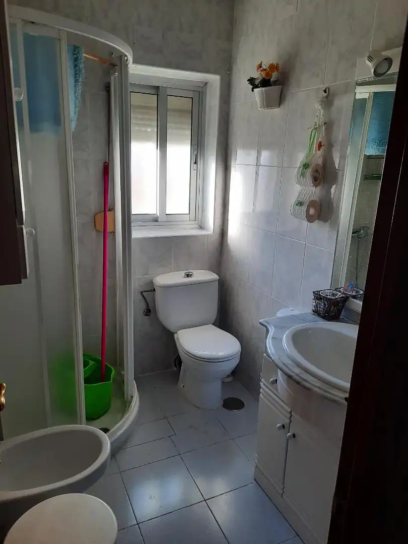 Piso en venta en Calle Poeta Alfonso de Peñalosa, 22, Los Bloques Baño de Piso en venta en Zamora Capital con Amueblado, Lavadora y Microondas