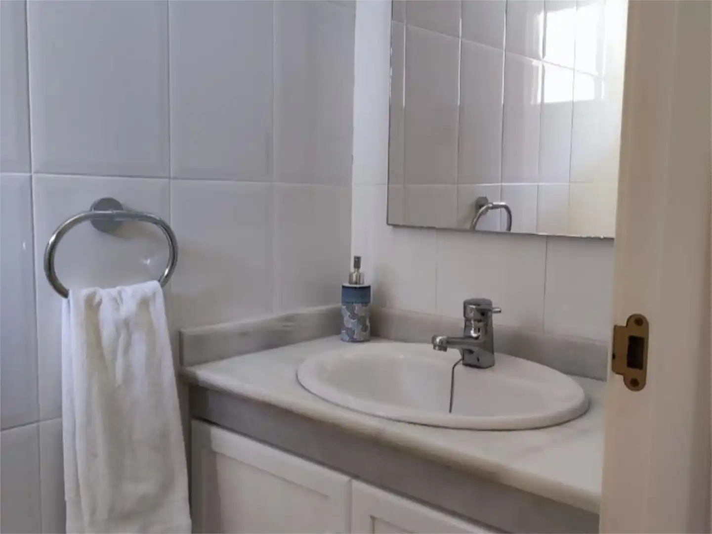 Casa adosada en venta en Calle Escogedoras, 50, Coria del Río Baño de Casa adosada en venta en Coria del Río con Aire acondicionado, Calefacción y Jardín privado