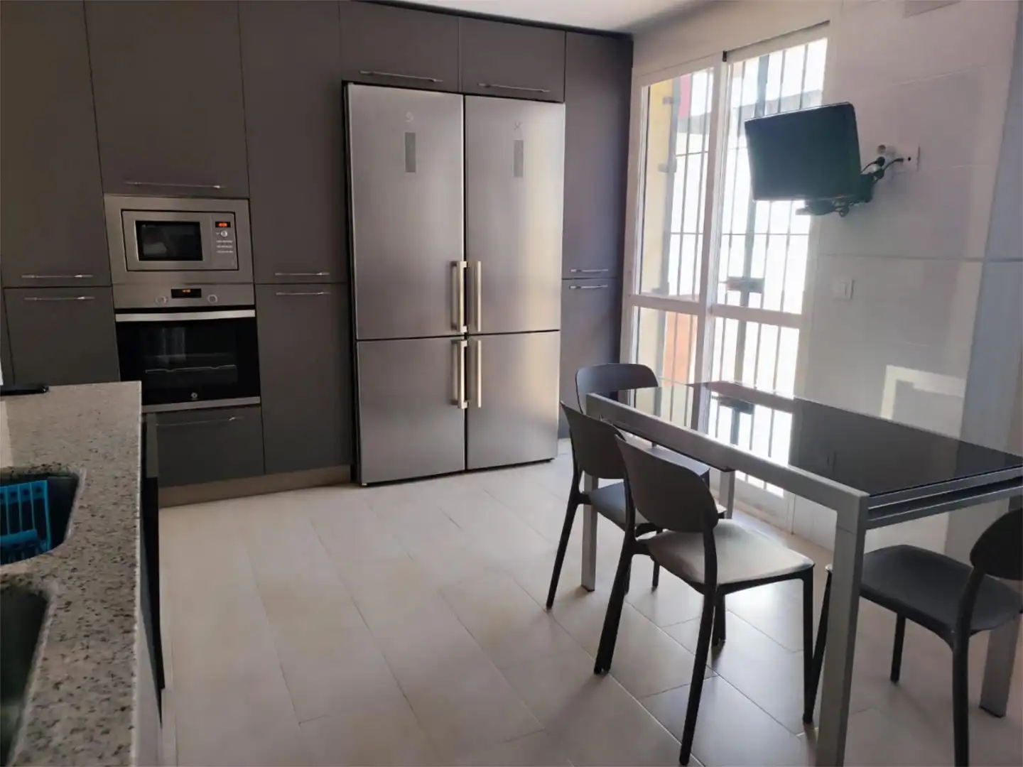 Casa adosada en venta en Calle Escogedoras, 50, Coria del Río Cocina de Casa adosada en venta en Coria del Río con Aire acondicionado, Calefacción y Jardín privado