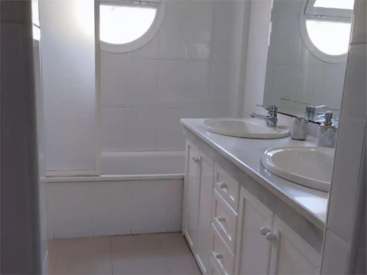 Casa adosada en venta en Calle Escogedoras, 50, Coria del Río Baño de Casa adosada en venta en Coria del Río con Aire acondicionado, Calefacción y Jardín privado