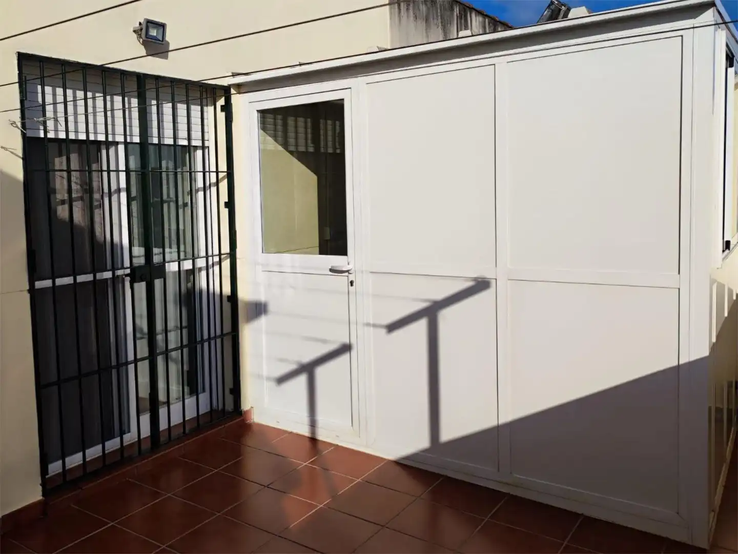 Casa adosada en venta en Calle Escogedoras, 50, Coria del Río Terraza de Casa adosada en venta en Coria del Río con Aire acondicionado, Calefacción y Jardín privado