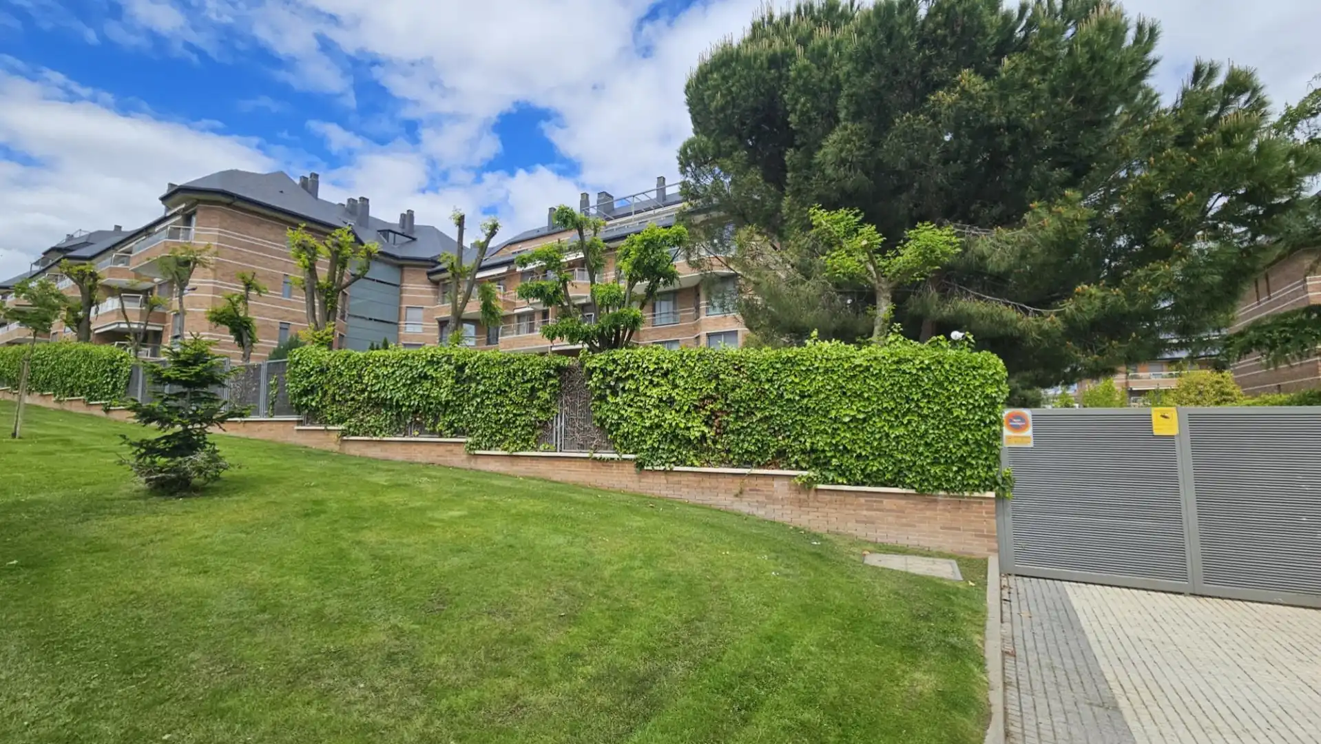 Piso en venta en Avenida Rey Juan Carlos I, 23, Zona Monte El Pilar Vista exterior de Piso en venta en Majadahonda con Aire acondicionado, Calefacción y Jardín privado
