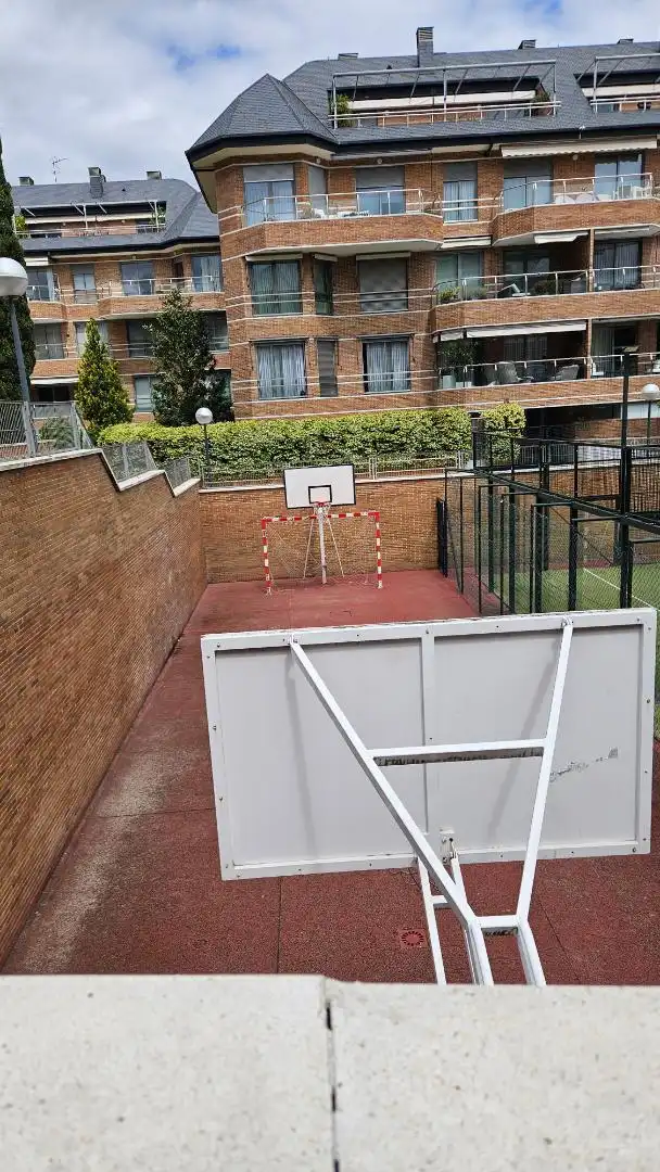 Piso en venta en Avenida Rey Juan Carlos I, 23, Zona Monte El Pilar Vista exterior de Piso en venta en Majadahonda con Aire acondicionado, Calefacción y Jardín privado