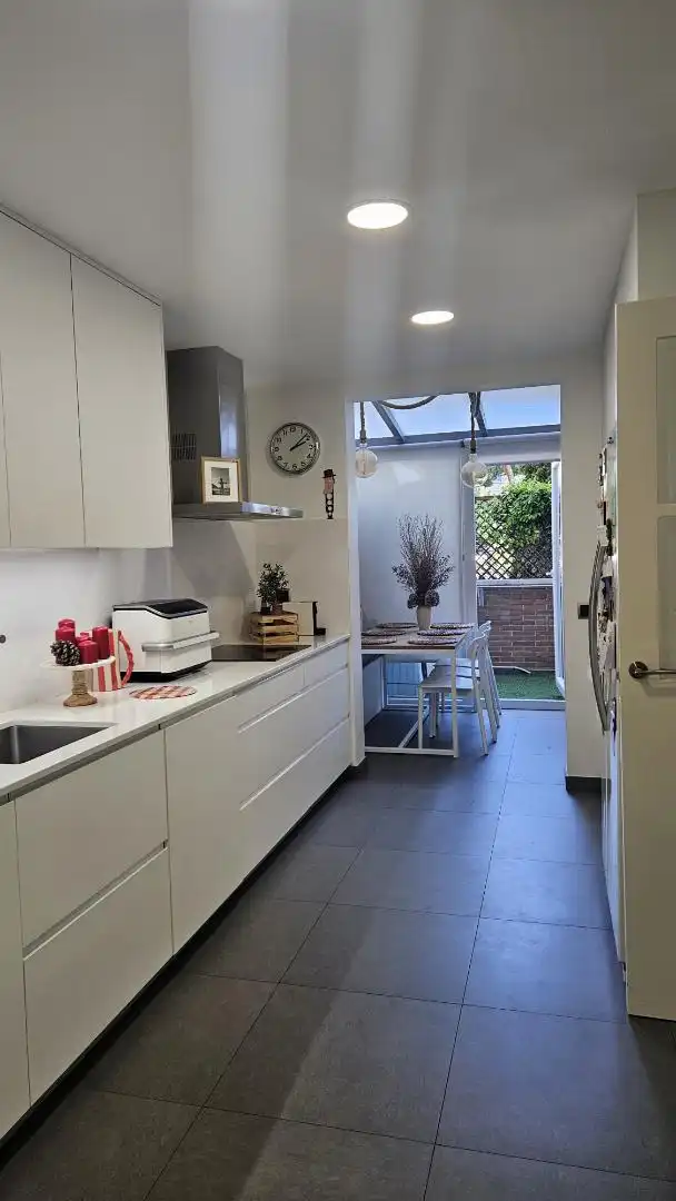 Piso en venta en Avenida Rey Juan Carlos I, 23, Zona Monte El Pilar Cocina de Piso en venta en Majadahonda con Aire acondicionado, Calefacción y Jardín privado