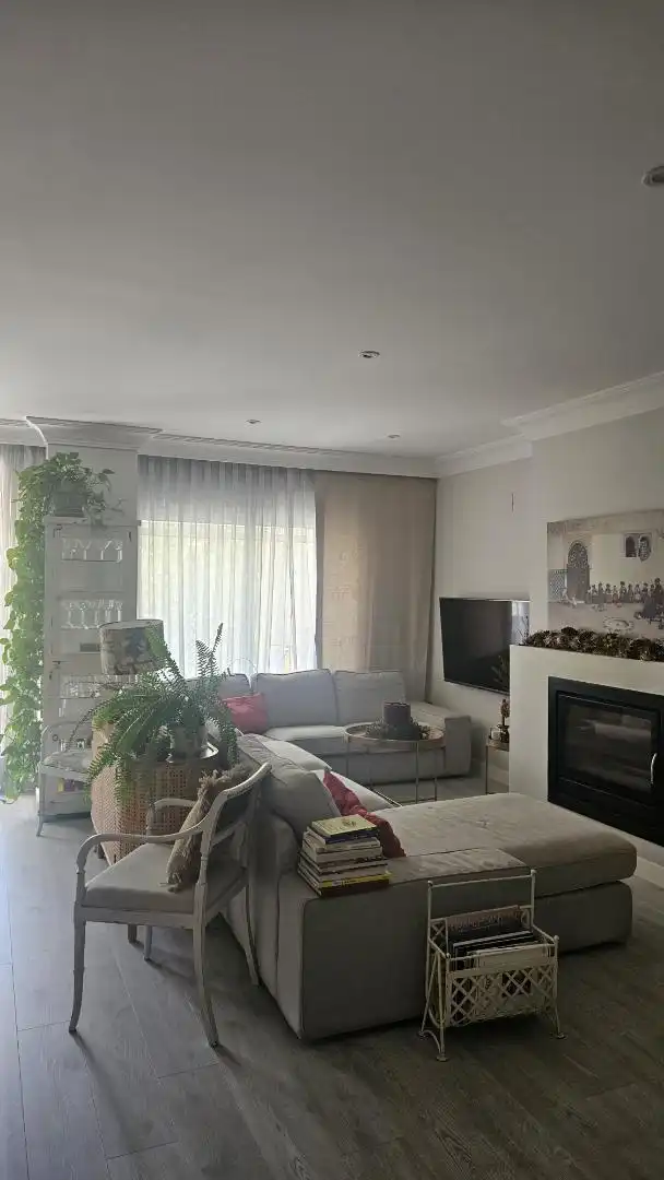 Piso en venta en Avenida Rey Juan Carlos I, 23, Zona Monte El Pilar Sala de estar de Piso en venta en Majadahonda con Aire acondicionado, Calefacción y Jardín privado