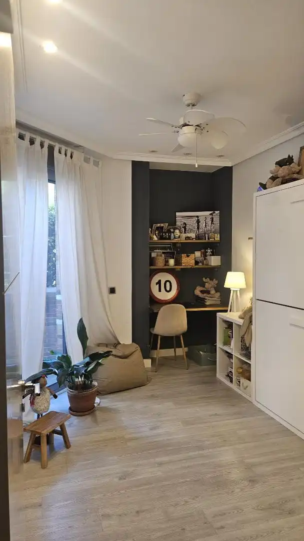 Piso en venta en Avenida Rey Juan Carlos I, 23, Zona Monte El Pilar Sala de estar de Piso en venta en Majadahonda con Aire acondicionado, Calefacción y Jardín privado