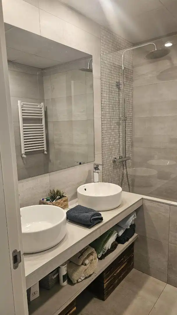 Piso en venta en Avenida Rey Juan Carlos I, 23, Zona Monte El Pilar Baño de Piso en venta en Majadahonda con Aire acondicionado, Calefacción y Jardín privado