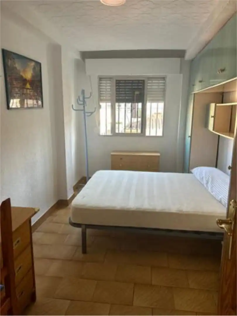 Pis de lloguer a Barrio de Zaidín Dormitori de Pis de lloguer en Granada amb Moblat