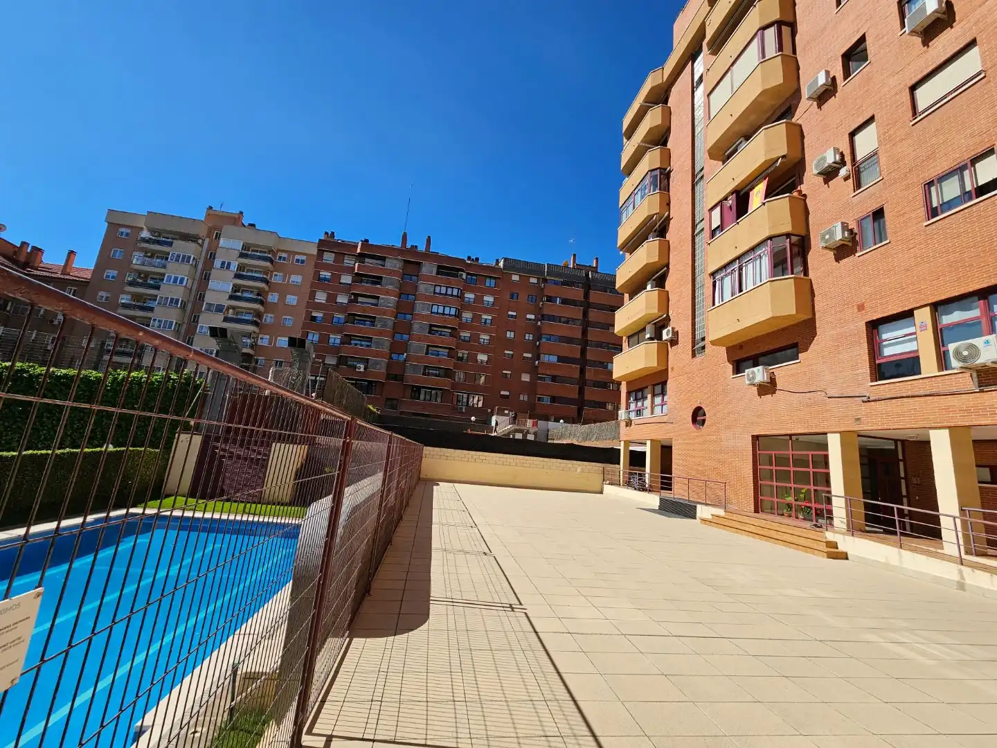 Piso en venta en Calle del Jazmín, 21, Costillares Vista exterior de Piso en venta en Madrid Capital con Aire acondicionado y Piscina