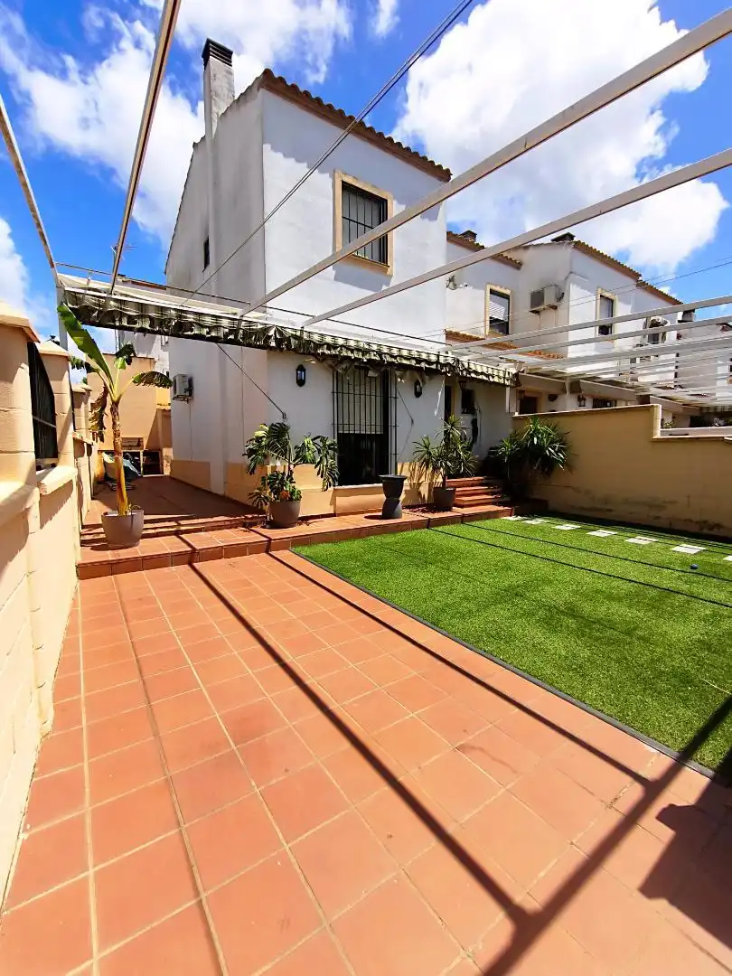 Casa o chalet de alquiler en Avenida de las Magnolias, 76, Núcleo urbano Terraza de Casa o chalet de alquiler en Aljaraque con Aire acondicionado, Calefacción y Jardín privado