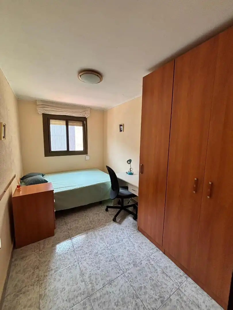 Piso de alquiler en Carrer de l'Escultor Modest Gené, 17, Llevant Habitación de Piso de alquiler en Reus con Terraza, Amueblado y Horno